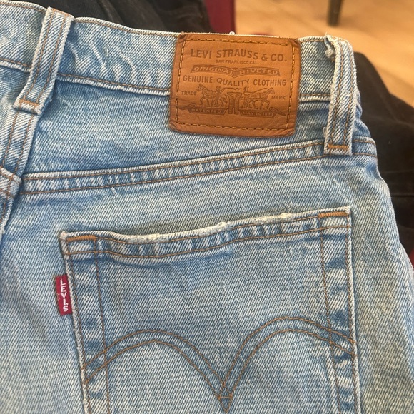 Light Wash Levi’s - Picture 4 of 4